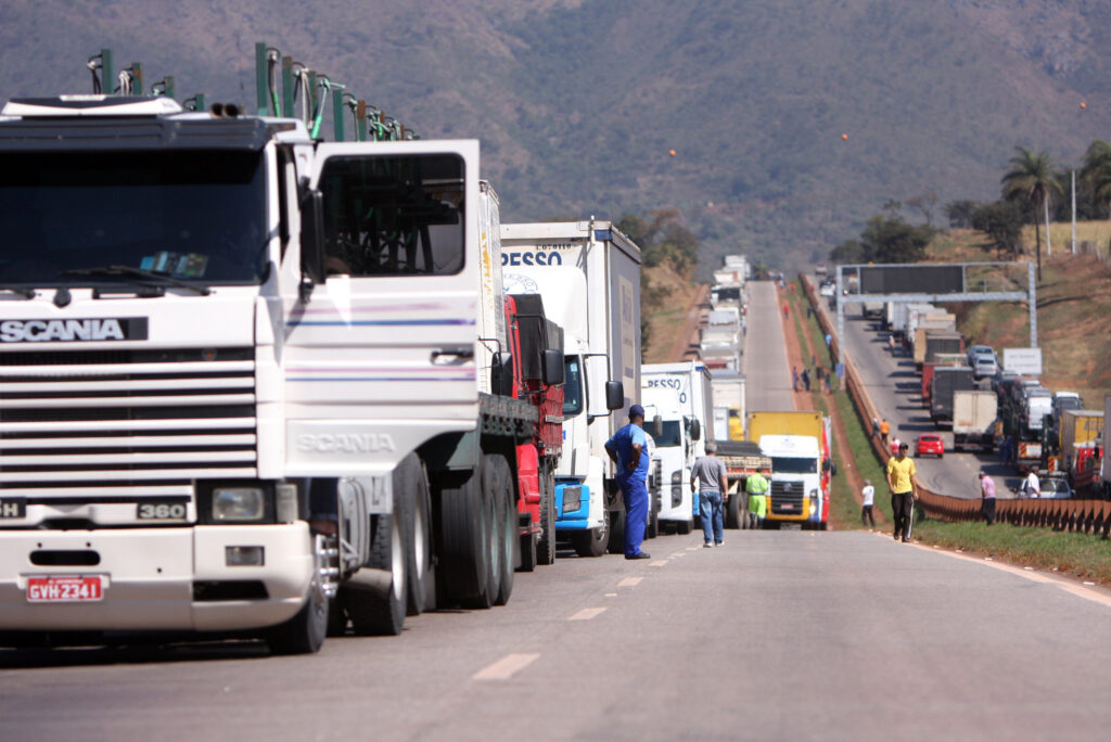 Greve dos caminhoneiros: mesmo com adesão menor, categoria mantém paralisação