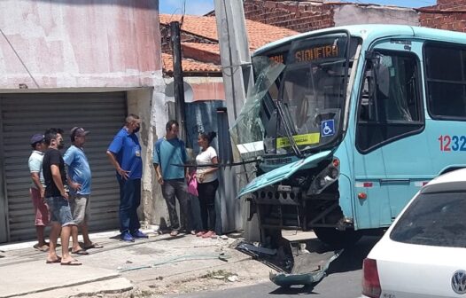 Ônibus colide com poste no bairro Mondubim e deixa quatro pessoas feridas