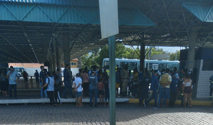 Briga no terminal do Siqueira acaba com um ferido e um preso