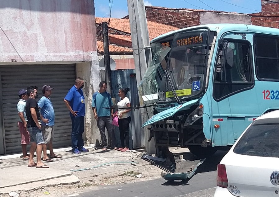 Ônibus colide com poste no bairro Mondubim e deixa quatro pessoas feridas
