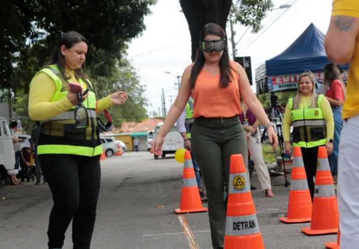 Detran passa a utilizar óculos virtuais que simulam efeitos de embriaguez no Ceará