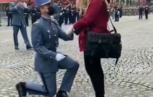 Soldado francês pede namorada em noivado no ‘Dia da Bastilha’