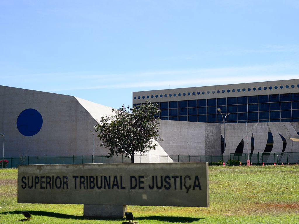 Condenado por venda de liminares, ex-desembargador é preso em Fortaleza