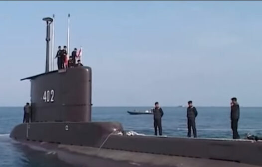 Marinha encontra objetos de submarino indonésio desaparecido