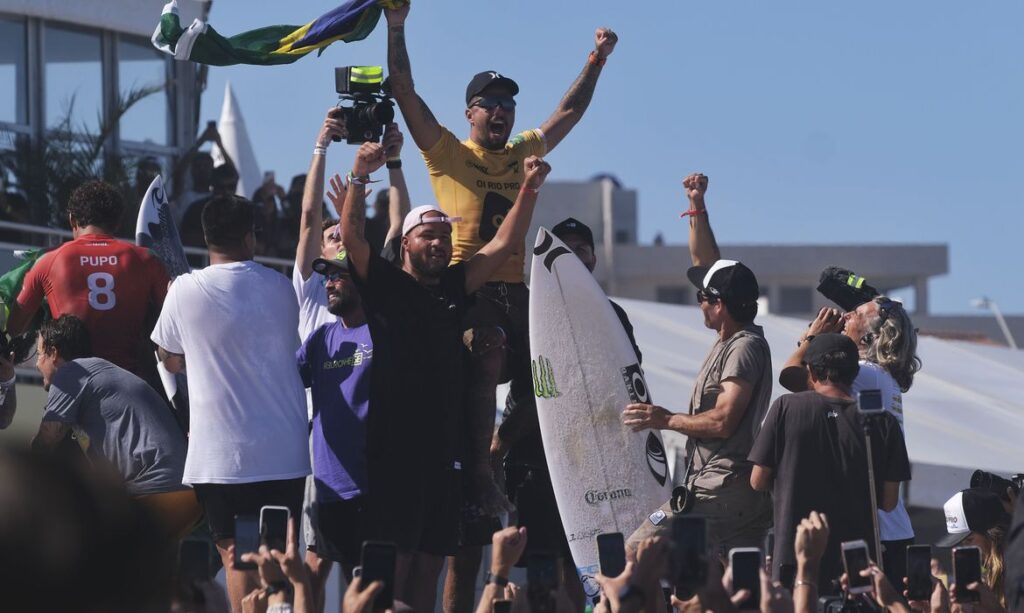 Filipinho dá show, vence com nota 10 e é tetra da etapa do Brasil do mundial de surfe