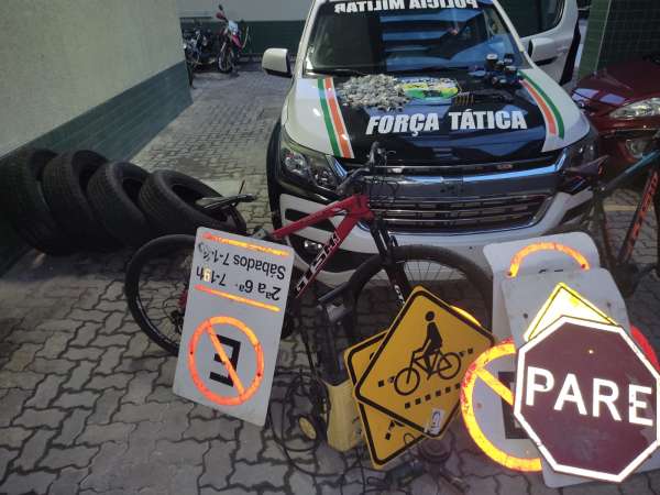 Polícia Militar apreende arma, droga, bicicletas e placas de trânsito com suspeito que fugiu de abordagem no Lagamar