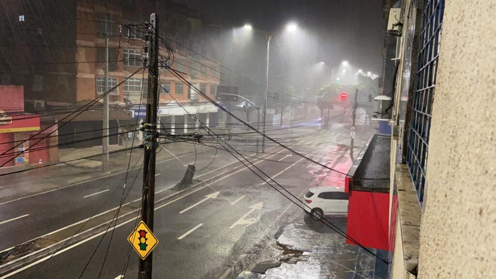 Grande Fortaleza registra chuva forte, com trovões e raios