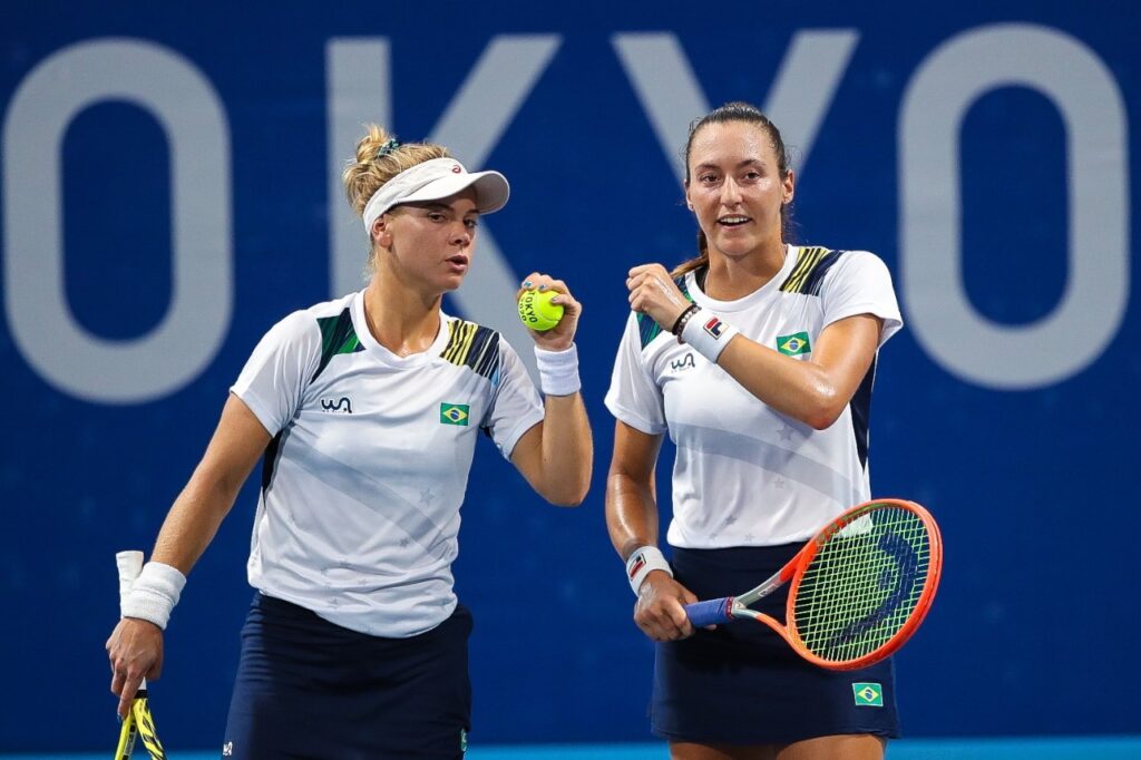 Luísa Stefani e Laura Pigossi, do tênis, estão na semifinal das Olimpíadas de Tóquio