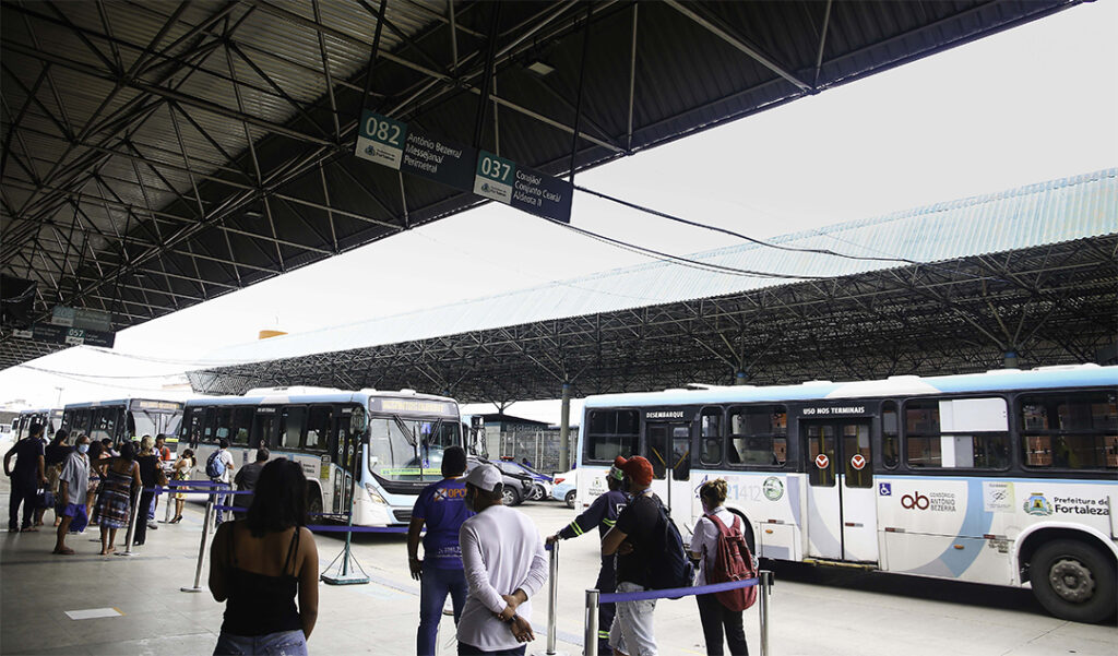 Terminais de ônibus em Fortaleza realizam o cadastro da vacinação a partir desta quinta (24)