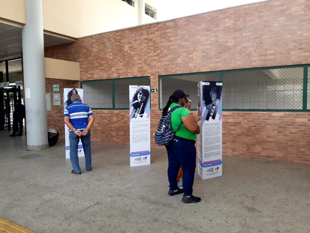 Terminais de ônibus em Fortaleza recebem exposição itinerante com personalidades trans