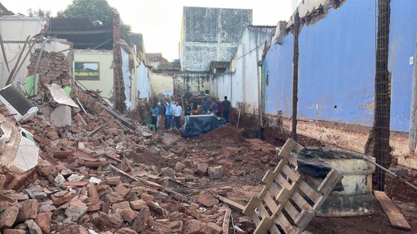 Teto de funerária desaba em Barbalha