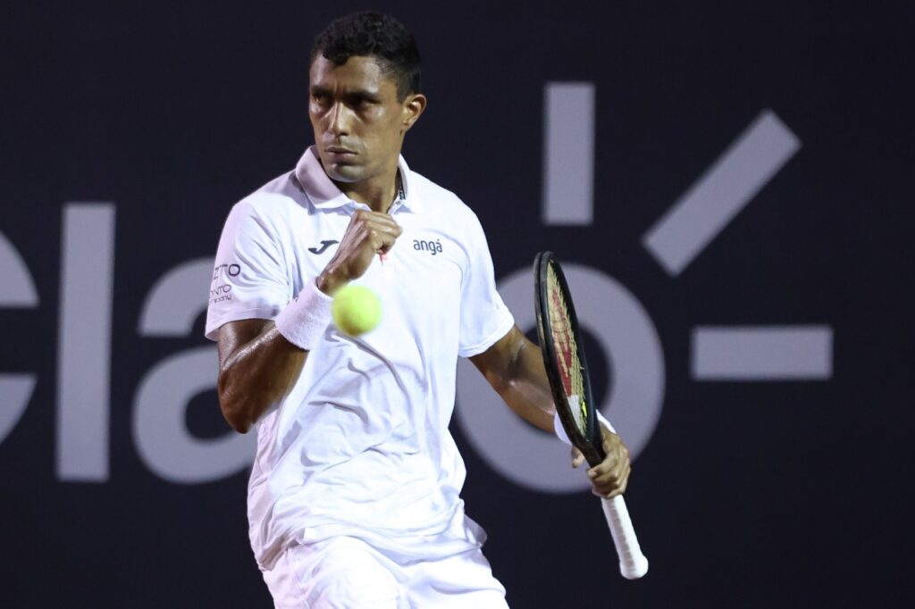 Tenista cearense Thiago Monteiro disputa oitavas de final da Rio Open nesta quinta-feira (17)