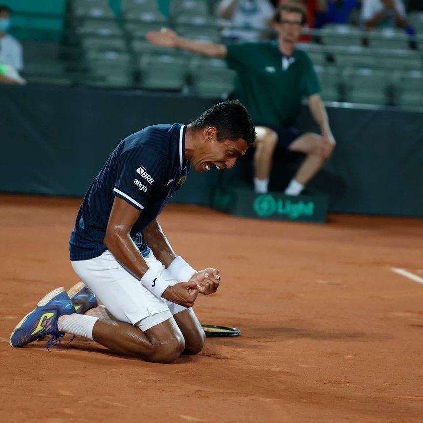 Cearense Thiago Monteiro dá show em quadra e vence alemão na Copa Davis de tênis