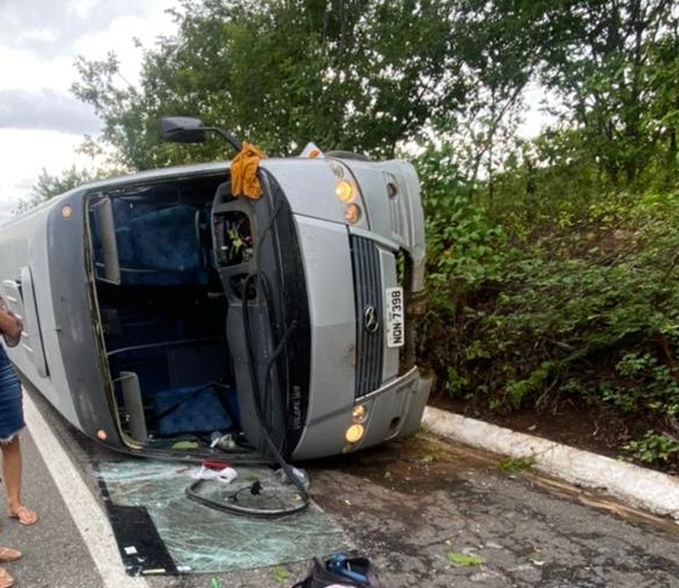 Estudantes ficam feridos após acidente com micro-ônibus na BR-020 em Parambu