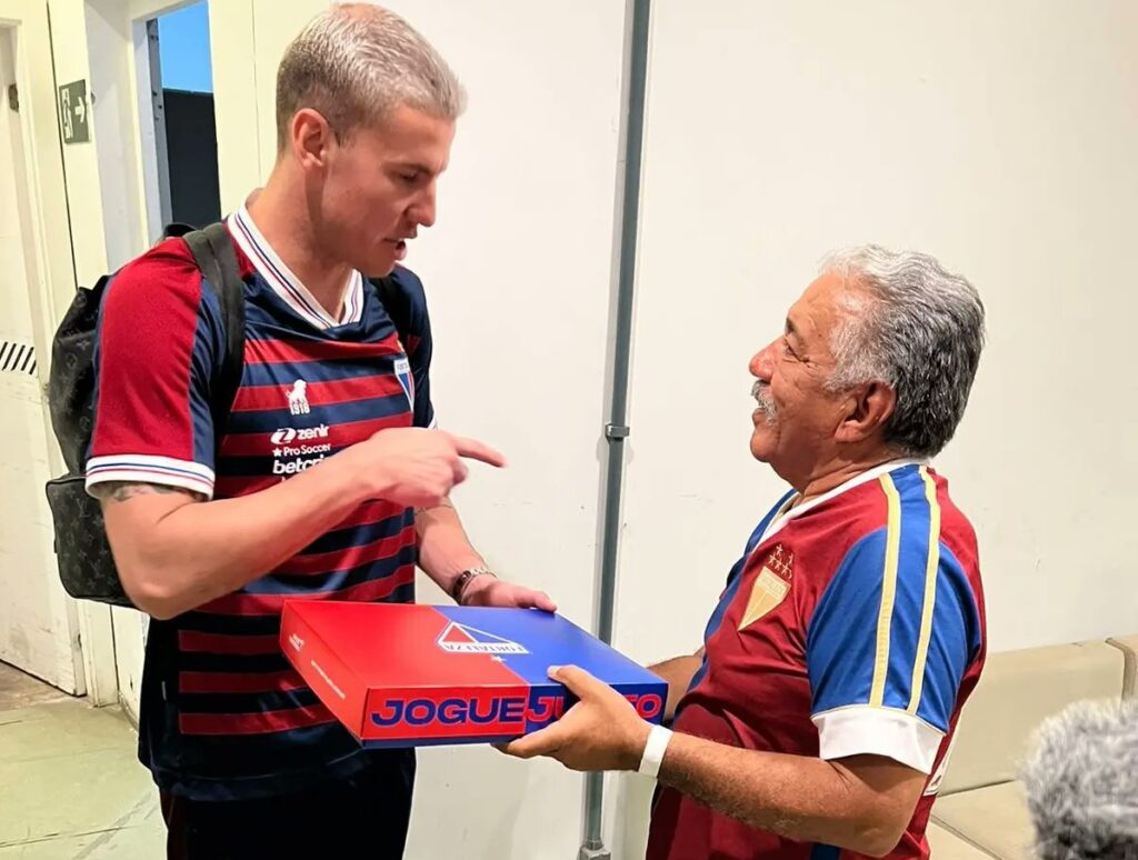 Torcedor que sofreu pico de pressão alta em jogo do Fortaleza encontra ídolo e recebe presente do clube