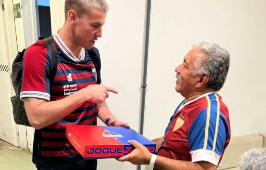 Torcedor que sofreu pico de pressão alta em jogo do Fortaleza encontra ídolo e recebe presente do clube