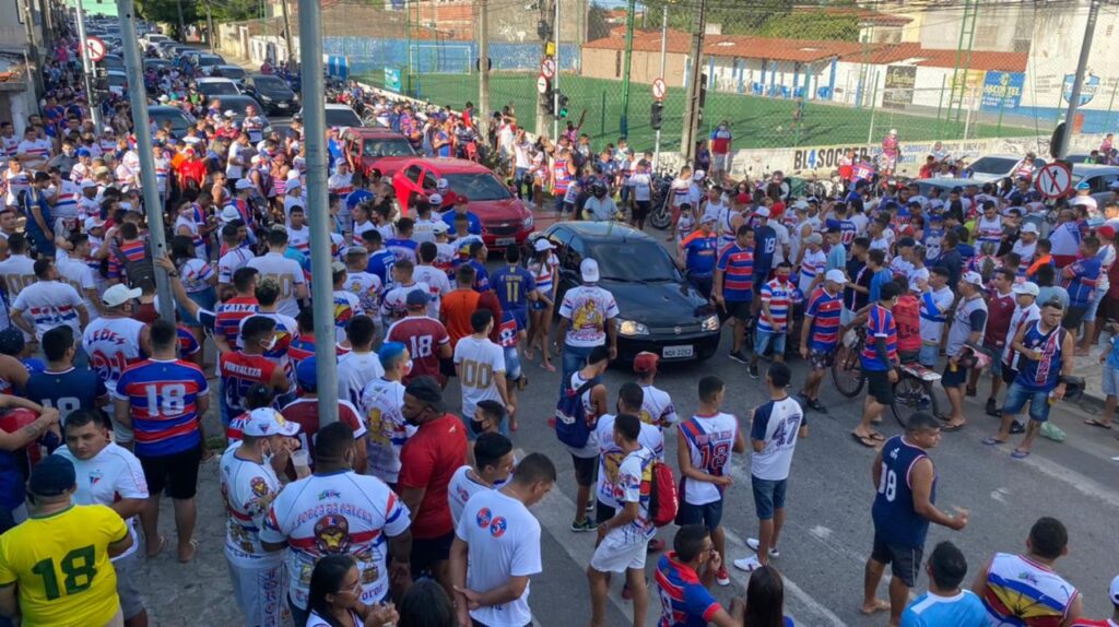 Torcida do Fortaleza promove aglomeração para pressionar jogadores antes de partida