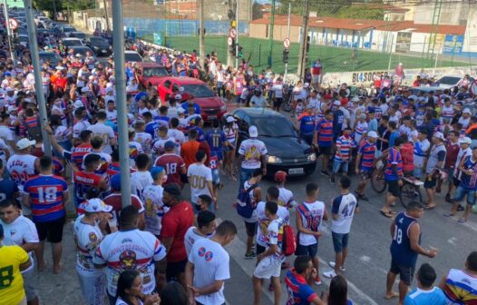 Torcida do Fortaleza promove aglomeração para apoiar jogadores antes de partida