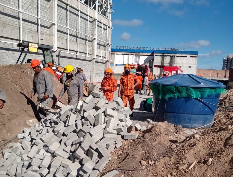 Trabalhadores são resgatados após estrutura de obra ceder em Fortaleza