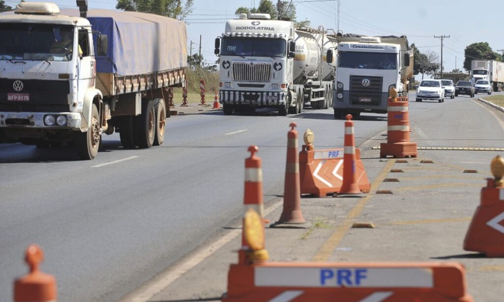 Motoristas enfrentam tráfego intenso na rodovia dos Imigrantes