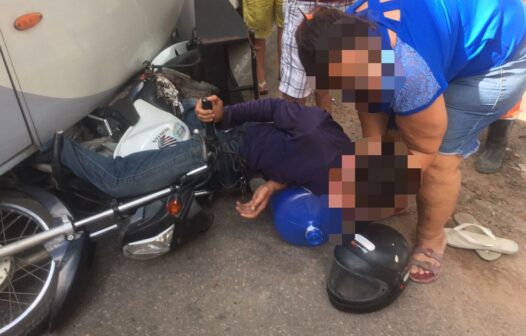 Trator é usado para retirar motociclista preso sob ônibus em Fortaleza