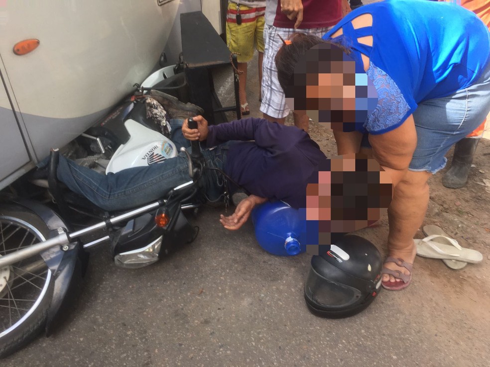 Trator é usado para retirar motociclista preso sob ônibus em Fortaleza