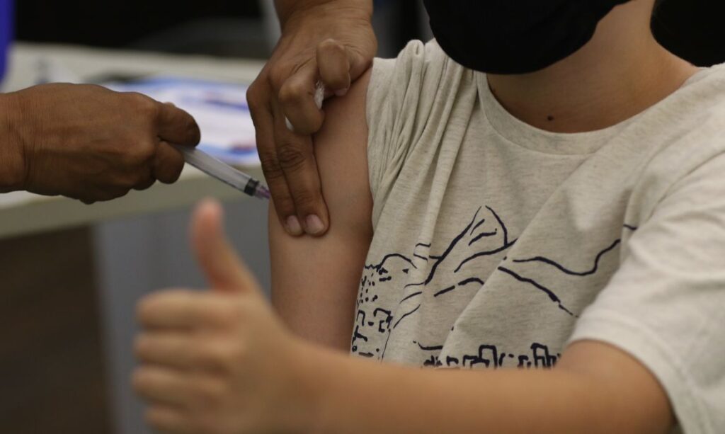 Covid-19: Rio aplica segunda dose de reforço em idosos com 70 anos