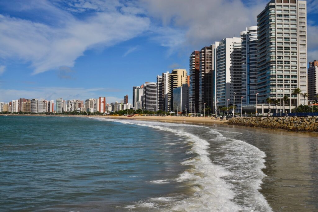 Trecho da avenida Beira-Mar está interditado para obras de esgoto