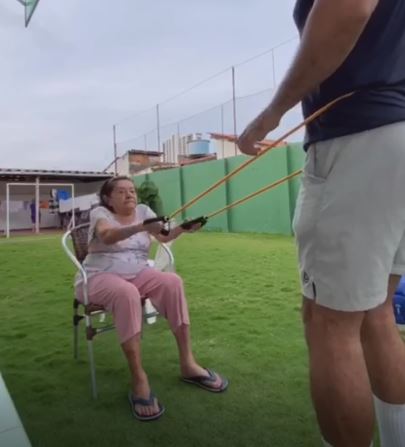 “Treinar é muito massa”, comemora fortalezense de 96 anos, durante treino em casa