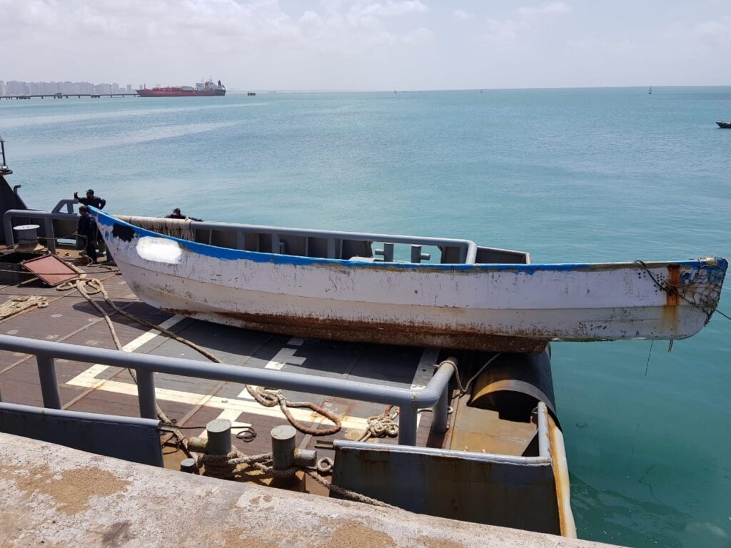 Três corpos em estado de decomposição são encontrados em barco à deriva