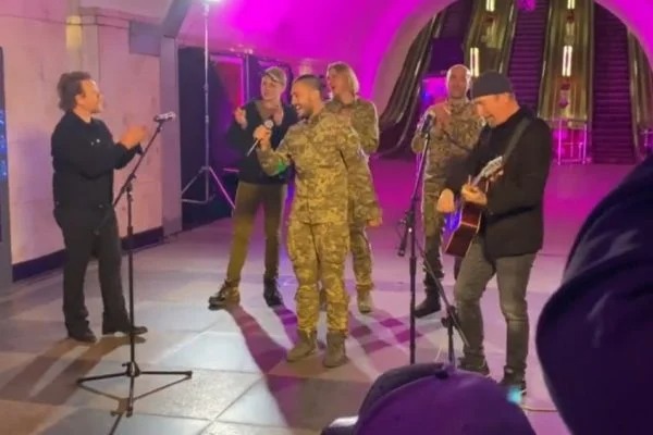 U2 faz show surpresa em estação de metrô em Kiev