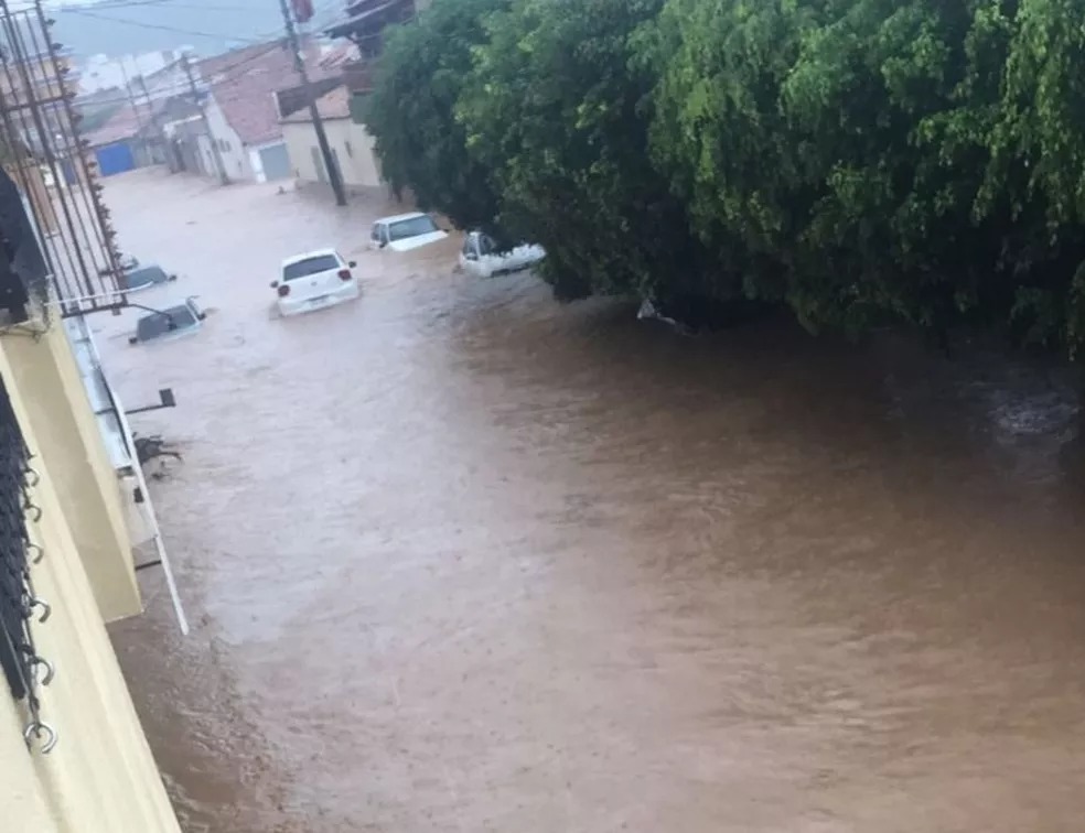 Uma forte inundação foi registrada nas ruas de Barbalha após o rompimento de uma barragem na Chapada do Araripe