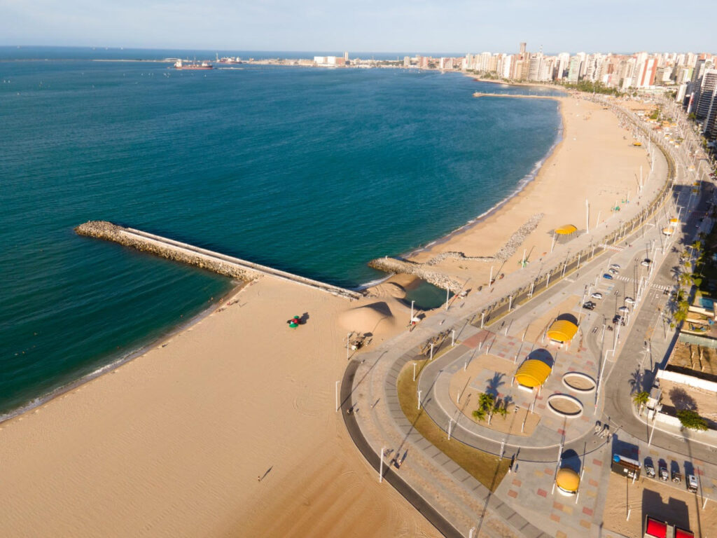 Boletim da Semace indica 10 trechos de praia próprios para banho de mar em Fortaleza neste fim de semana