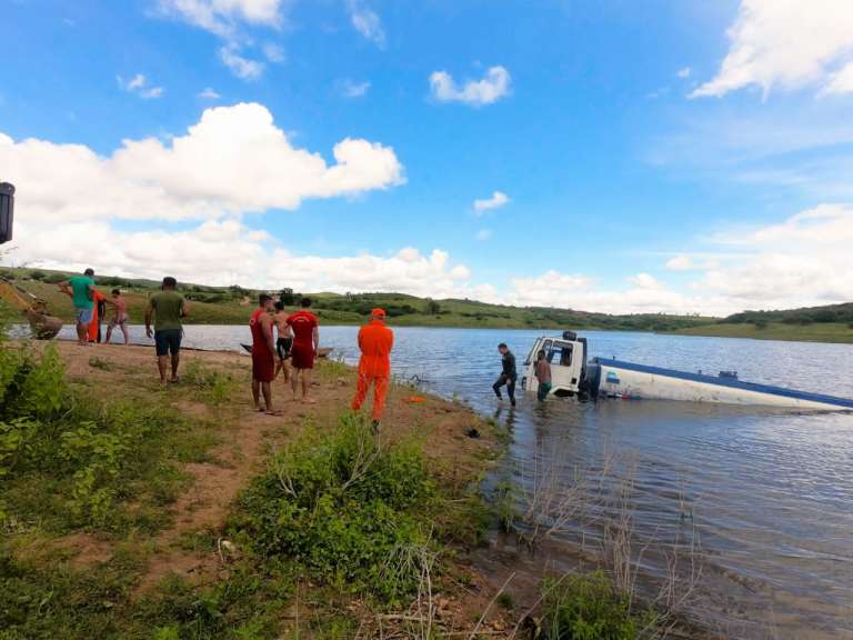 Corpo de Bombeiros resgata caminhão submerso em açude de Pedra Branca-CE