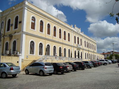 Ceará terá concurso público para professor da UVA com 145 vagas, anuncia Izolda Cela