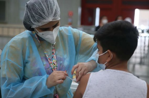 Crianças restritas ao leito recebem vacina contra covid-19