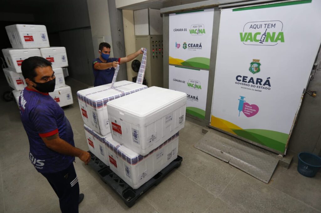 Chega ao Ceará um novo lote com 97.990 doses de vacinas da Astrazeneca e da Pfizer