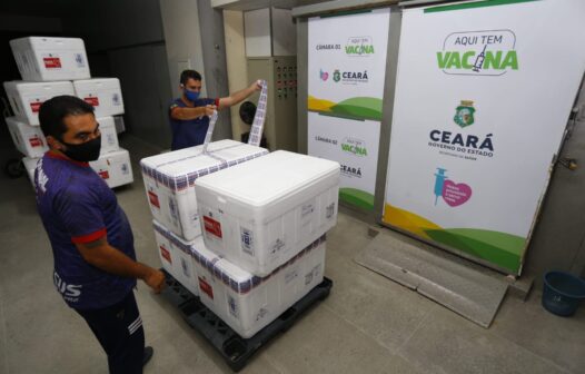 Chega ao Ceará um novo lote com 97.990 doses de vacinas da Astrazeneca e da Pfizer