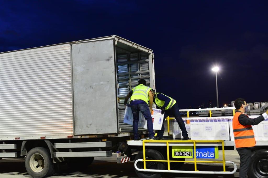 ote de vacina desembarcou no aeroporto na noite desta quinta-feira (6)