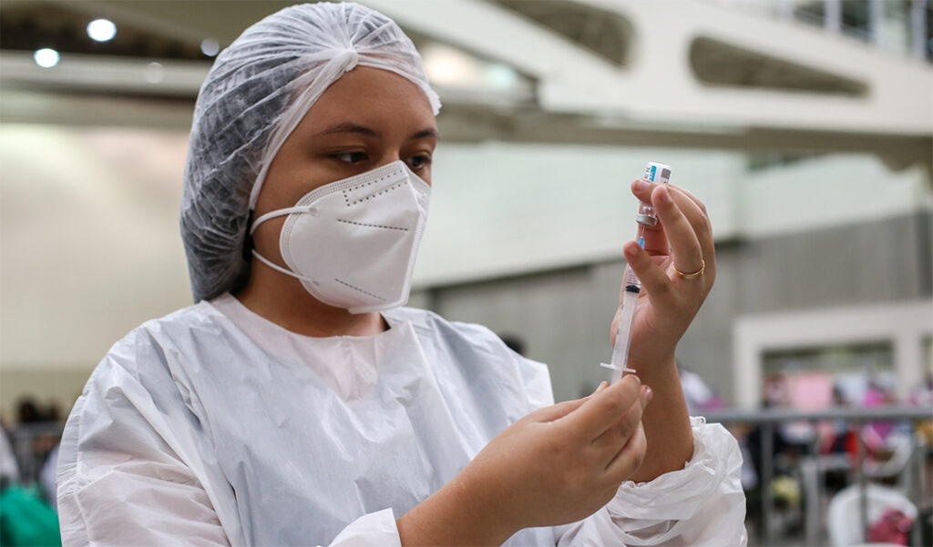 Vacinação em Fortaleza: 2ª dose da AstraZeneca pode ser tomada em qualquer ponto no dia marcado no cartão