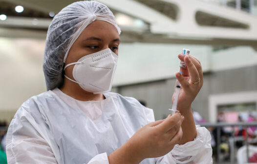 Vacinação em Fortaleza: 2ª dose da AstraZeneca pode ser tomada em qualquer ponto no dia marcado no cartão