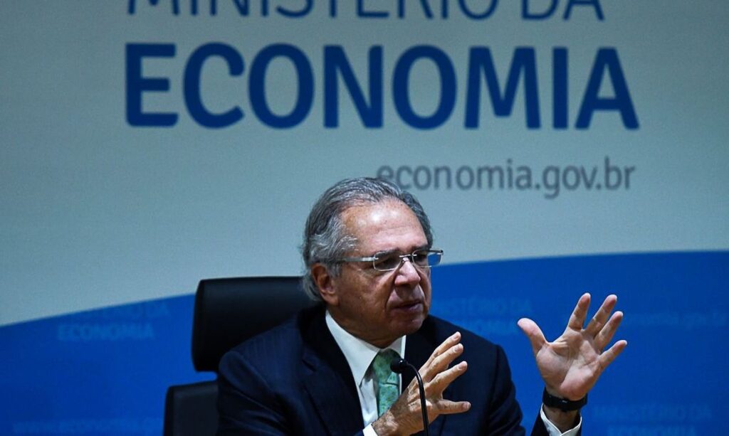 Vacinação em massa é capítulo mais importante da pandemia, diz Guedes