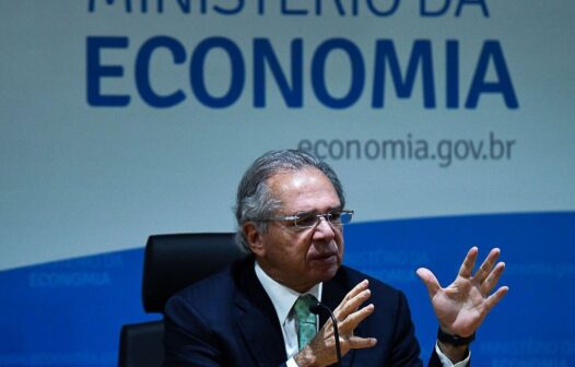 Vacinação em massa é capítulo mais importante da pandemia, diz Guedes