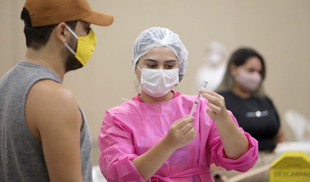 Ceará reduz intervalo entre 2ª e 3ª doses da vacina contra a Covid-19 para 4 meses; saiba como funcionará