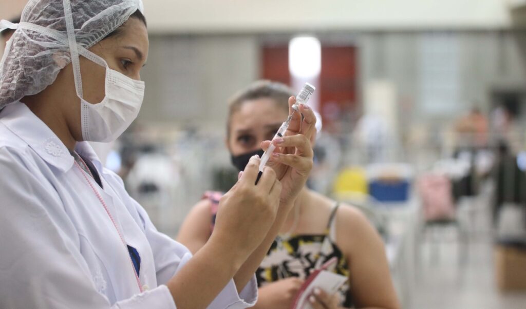 Vacinação em Fortaleza: confira as listas de quem vai tomar a D3 e a 2ª dose da Janssen nesta segunda-feira (20)