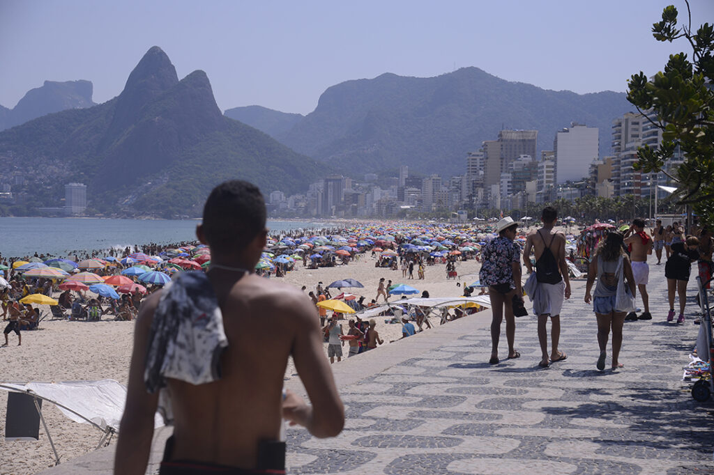 Vai um bitcoin? Ambulante inova vendendo criptomoeda na praia de Ipanema