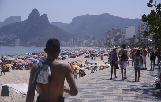 Vai um bitcoin? Ambulante inova vendendo criptomoeda na praia de Ipanema