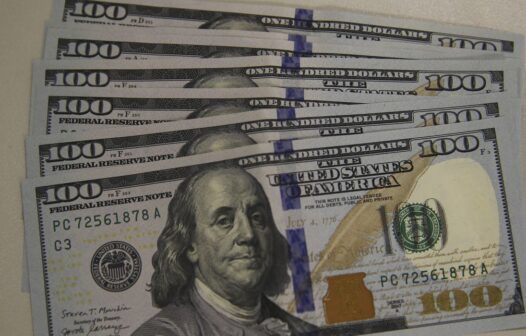 Dólar cai para R$ 4,60 e fecha no menor nível em dois anos