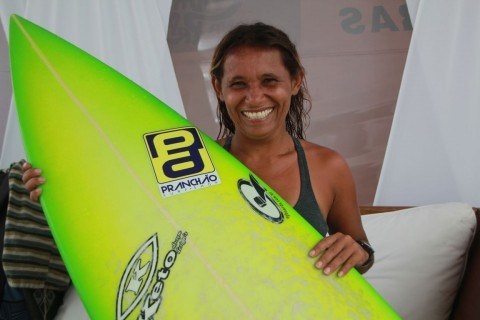 Vaquinha virtual busca ajudar ex-surfista Tita Tavares a reerguer sua antiga casa