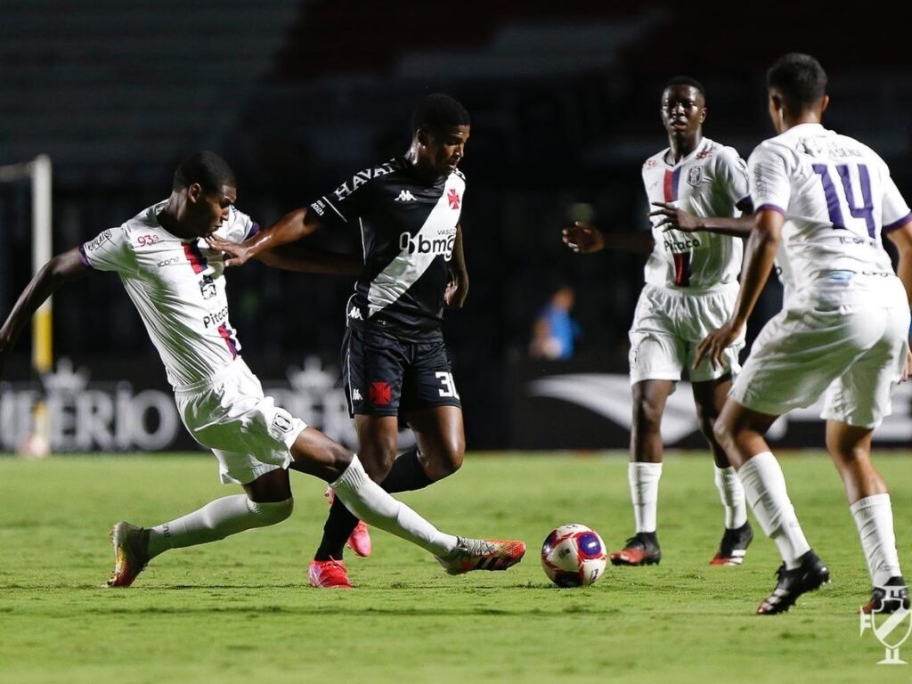 Saiba onde assistir Vasco x Ponte Preta, hoje (27), pela Série B do Campeonato Brasileiro